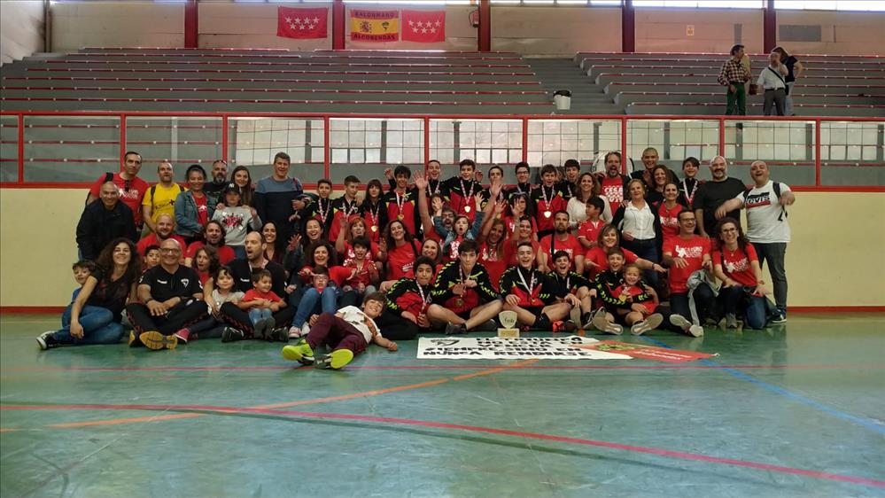 Foto familiar de los Campeones de Madrid Infantil Masculino 2019