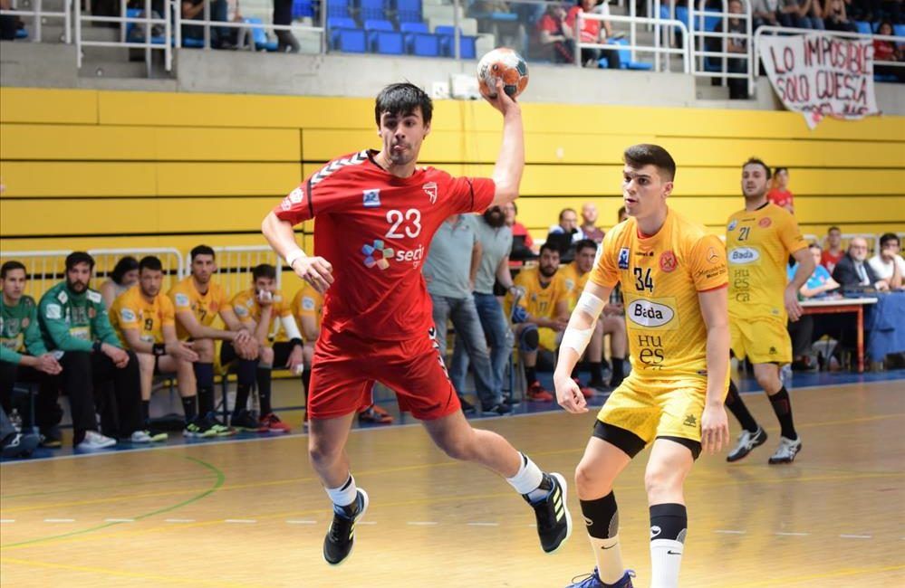 Jugada de Balonmano Alcobendas contra balonmano Bada Huesca