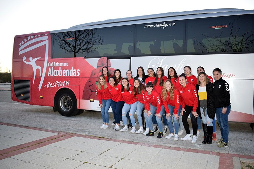 El equipo de Helvetia BM Alcobendas con el "Bus de los Sueños"