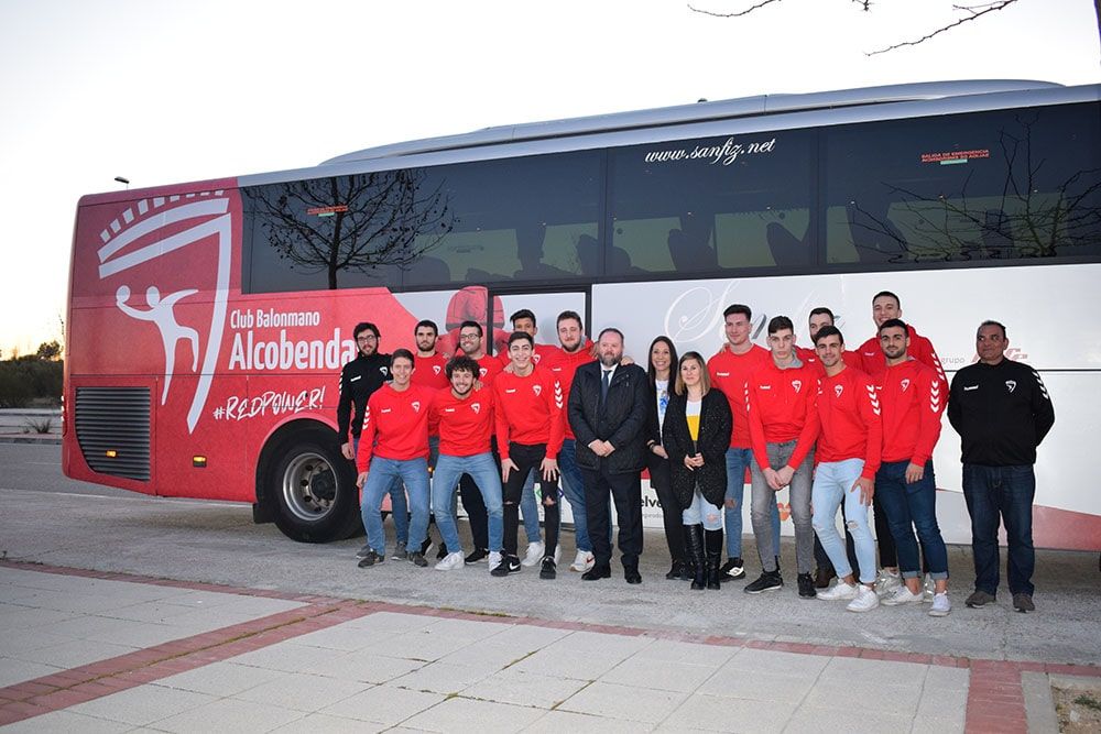 El equipo de DHP Bm Alcobendas con el "Bus de los Sueños"