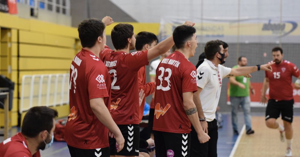 BM Alcobendas celebra un gol desde el banquillo